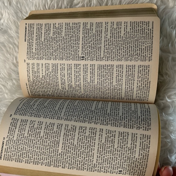 THE ANGEL BIBLE BY WORLD PUBLISHING - Picture 7 of 11